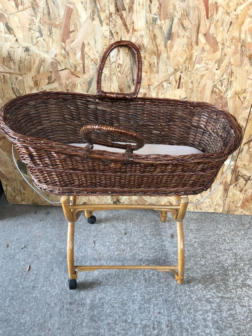 Ancien berceau bébé osier tressé