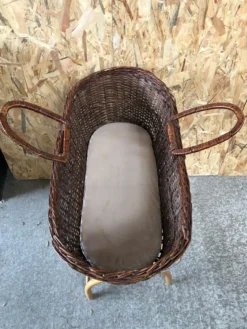 Ancien berceau bébé osier tressé