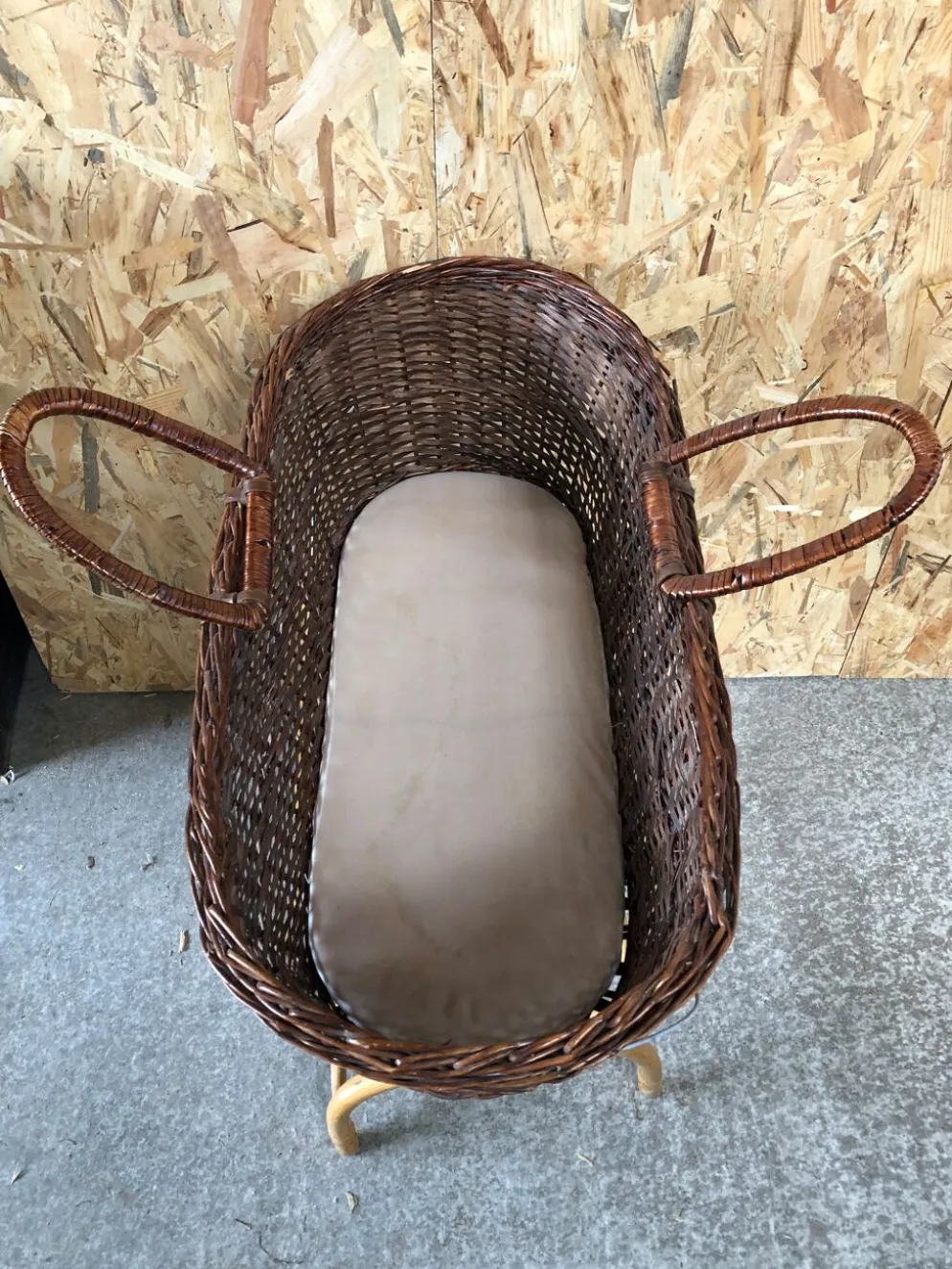 Ancien berceau bébé osier tressé