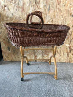 Ancien berceau bébé osier tressé