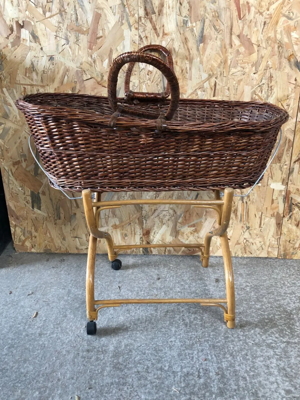Ancien berceau bébé osier tressé