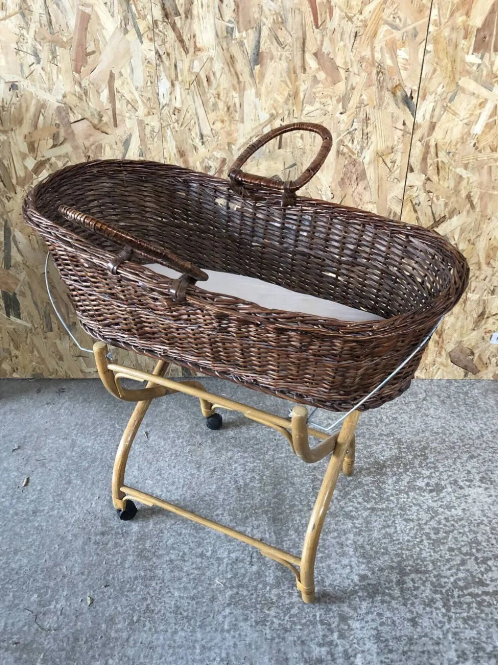 Ancien berceau bébé osier tressé