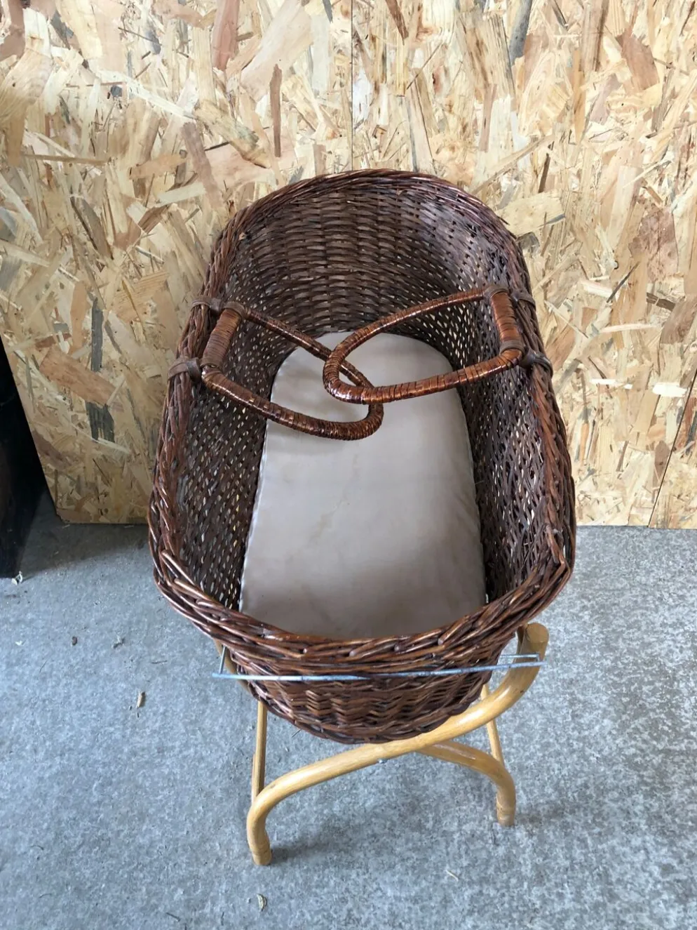 Ancien berceau bébé osier tressé