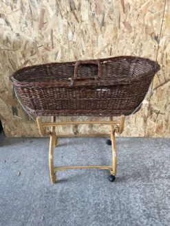 Ancien berceau bébé osier tressé