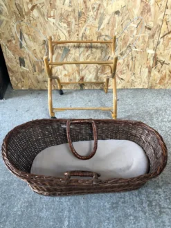 Ancien berceau bébé osier tressé