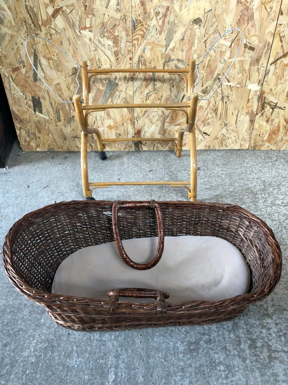 Ancien berceau bébé osier tressé