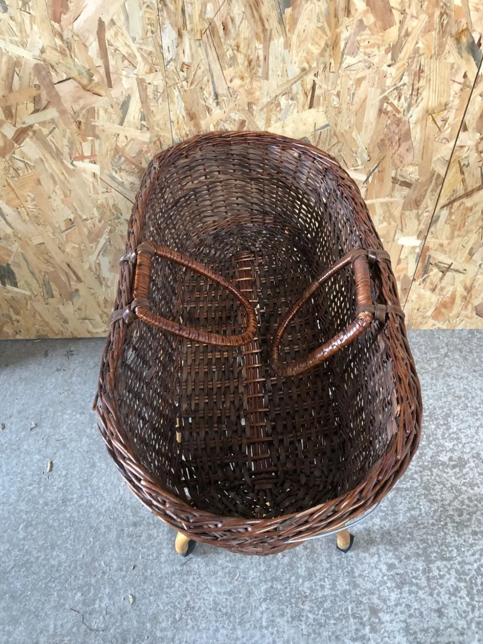 Ancien berceau bébé osier tressé