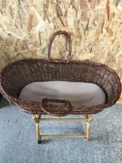 Ancien berceau bébé osier tressé