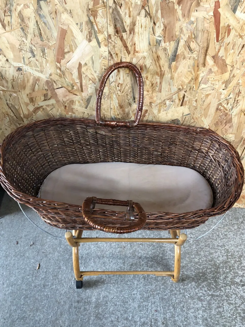 Ancien berceau bébé osier tressé
