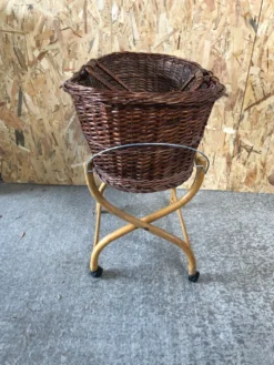 Ancien berceau bébé osier tressé