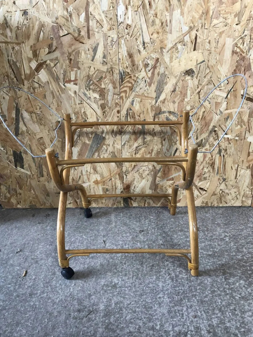 Ancien berceau bébé osier tressé