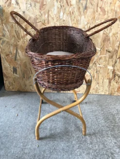 Ancien berceau bébé osier tressé
