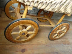 Ancien berceau en bois et osier sur roues