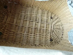 Ancien berceau en bois et osier sur roues