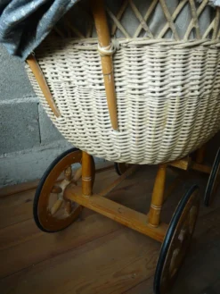 Ancien berceau en bois et osier sur roues