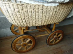 Ancien berceau en bois et osier sur roues