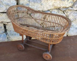 Ancien berceau en rotin à roulettes