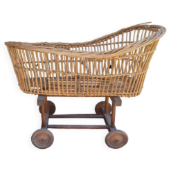 Ancien berceau en rotin à roulettes