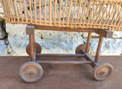 Ancien berceau en rotin à roulettes