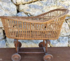Ancien berceau en rotin à roulettes