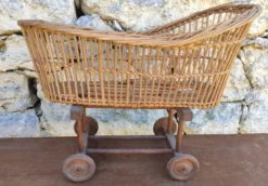 Ancien berceau en rotin à roulettes