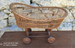 Ancien berceau en rotin à roulettes