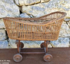 Ancien berceau en rotin à roulettes