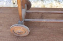 Ancien berceau en rotin à roulettes