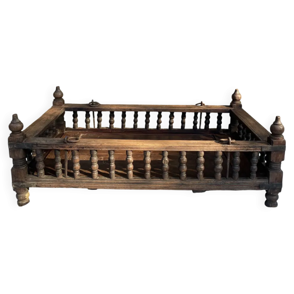 Ancien berceau indien à suspendre en bois sculpté, XIXe / début XXe