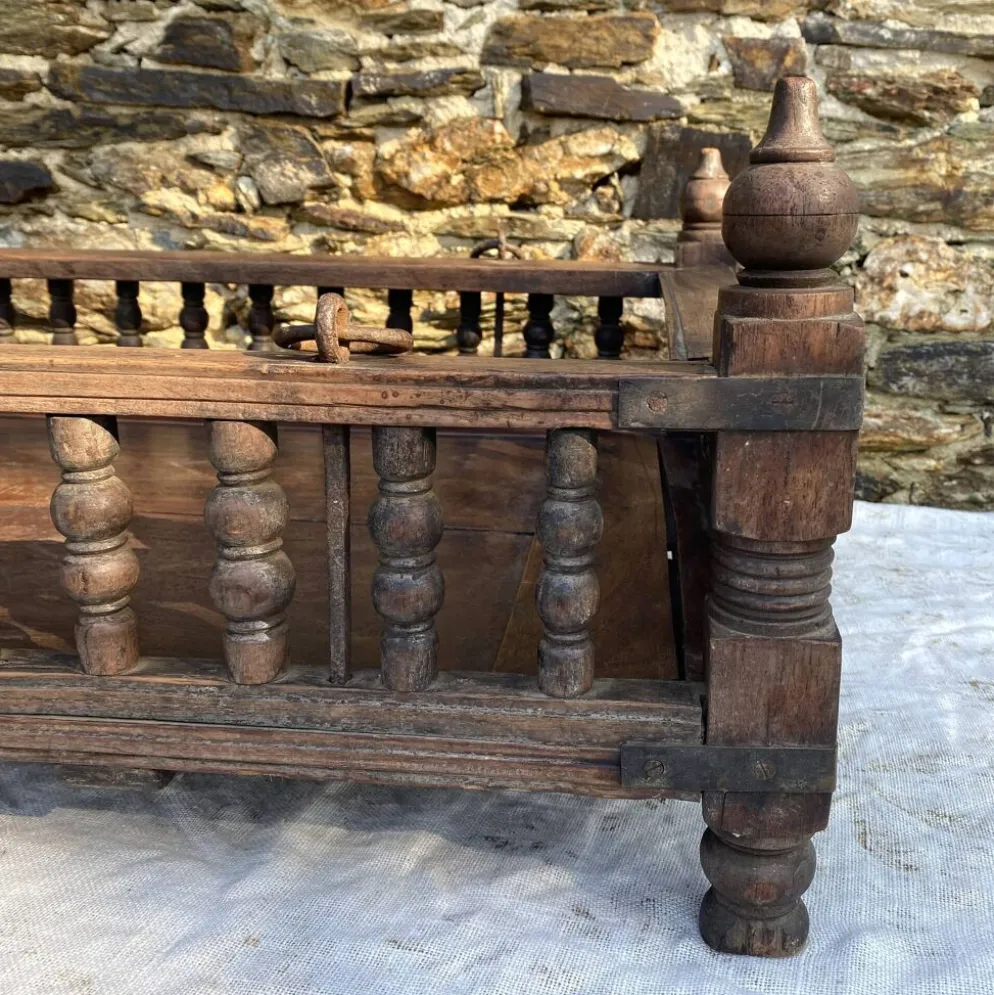 Ancien berceau indien à suspendre en bois sculpté, XIXe / début XXe