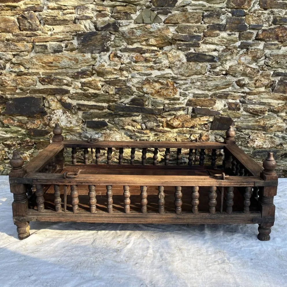 Ancien berceau indien à suspendre en bois sculpté, XIXe / début XXe