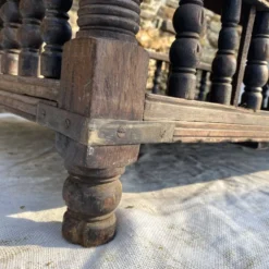 Ancien berceau indien à suspendre en bois sculpté, XIXe / début XXe