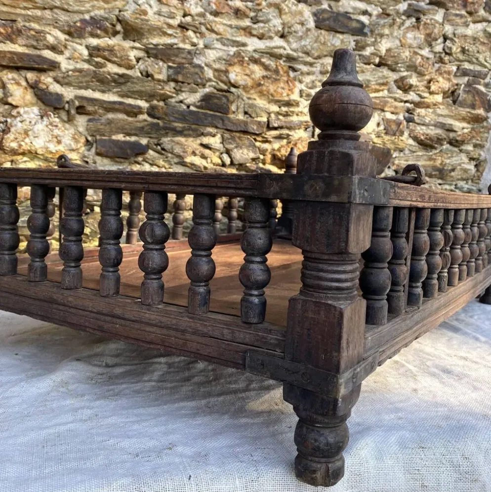 Ancien berceau indien à suspendre en bois sculpté, XIXe / début XXe