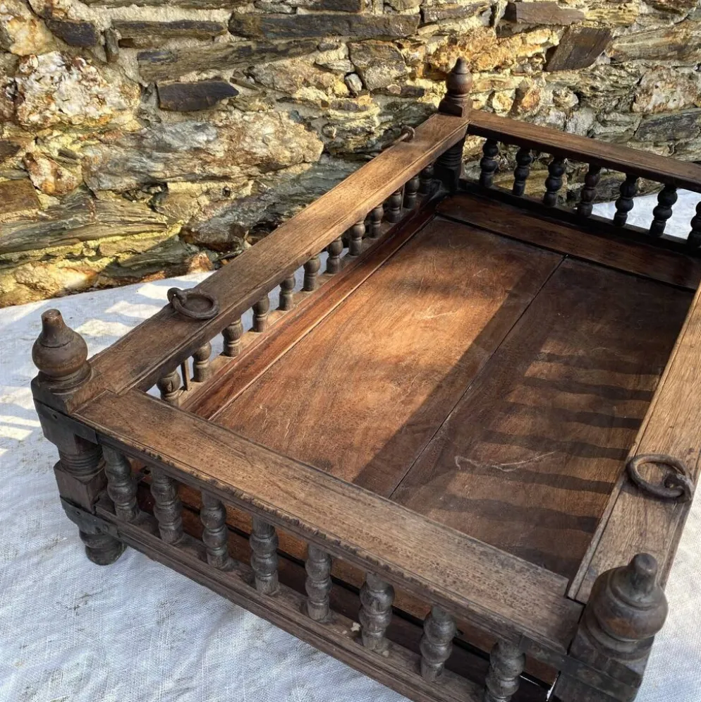 Ancien berceau indien à suspendre en bois sculpté, XIXe / début XXe