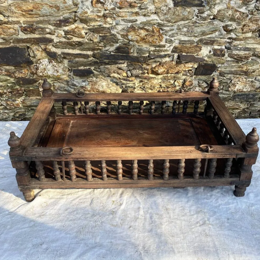 Ancien berceau indien à suspendre en bois sculpté, XIXe / début XXe