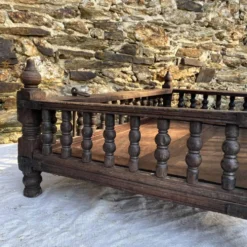 Ancien berceau indien à suspendre en bois sculpté, XIXe / début XXe