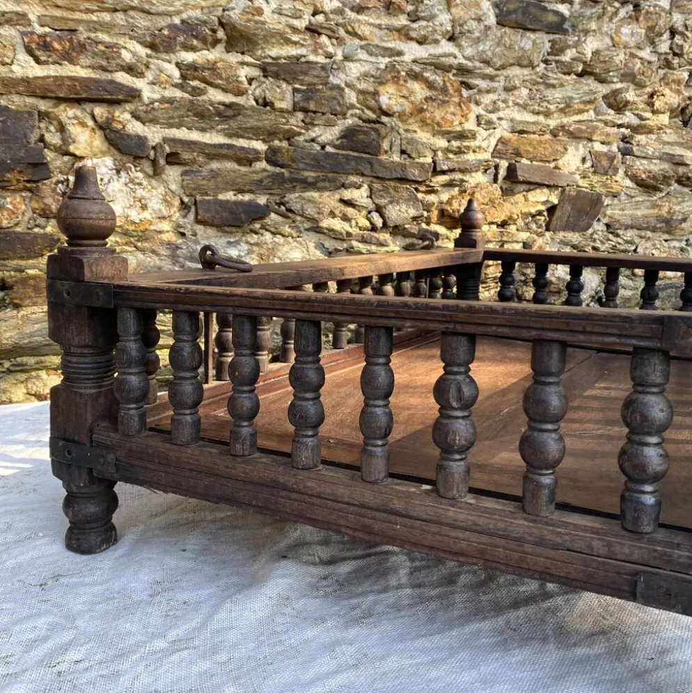 Ancien berceau indien à suspendre en bois sculpté, XIXe / début XXe
