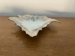 Ancien beurrier porcelaine Limoges forme feuille blanc & chromé vintage