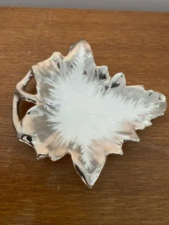 Ancien beurrier porcelaine Limoges forme feuille blanc & chromé vintage