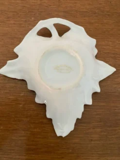 Ancien beurrier porcelaine Limoges forme feuille blanc & chromé vintage