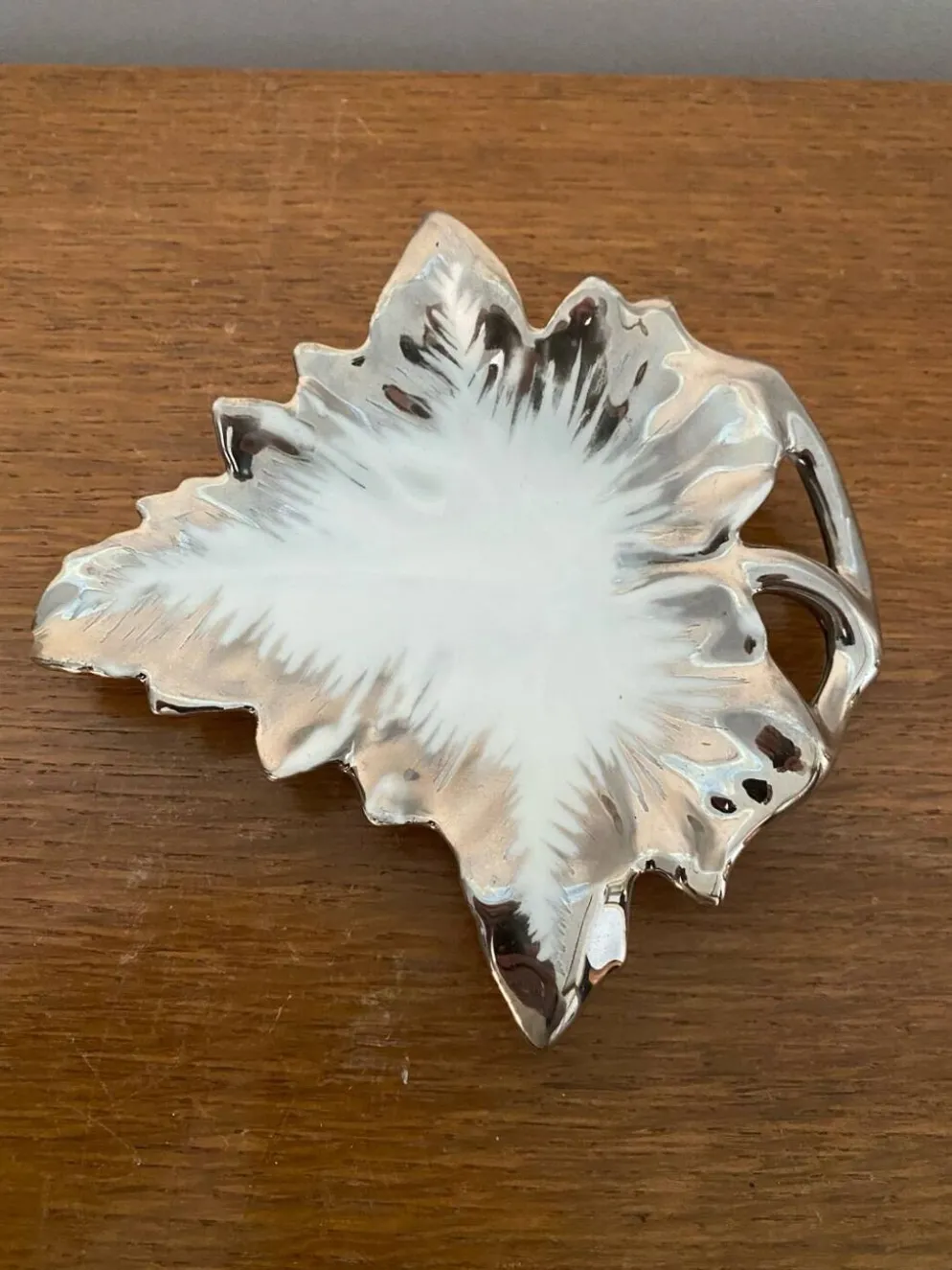 Ancien beurrier porcelaine Limoges forme feuille blanc & chromé vintage