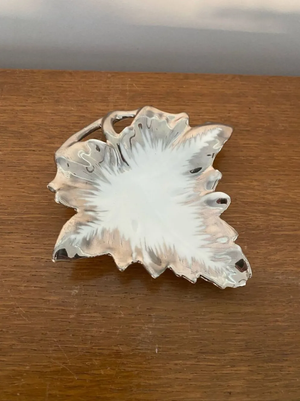 Ancien beurrier porcelaine Limoges forme feuille blanc & chromé vintage