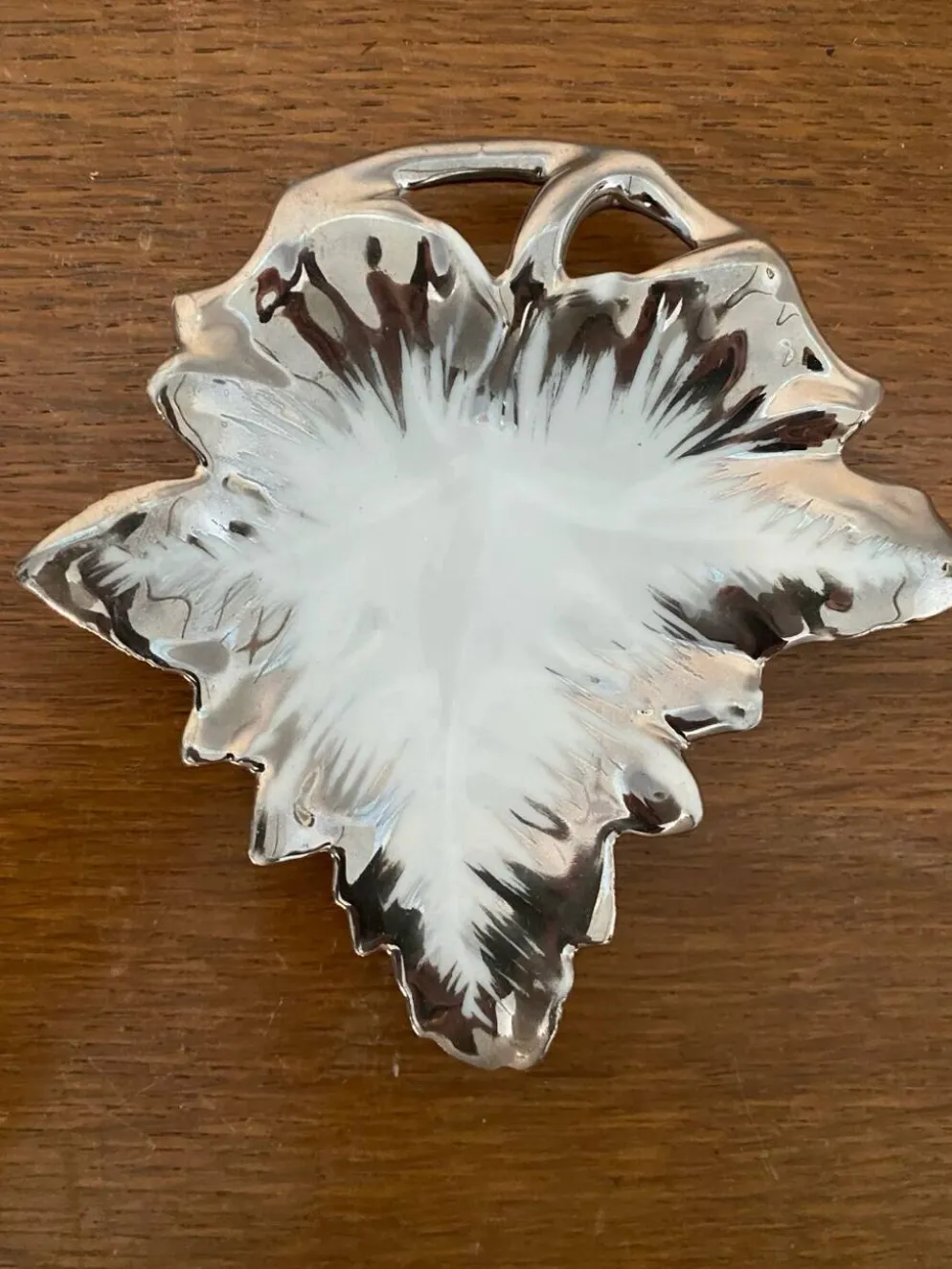 Ancien beurrier porcelaine Limoges forme feuille blanc & chromé vintage
