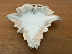 Ancien beurrier porcelaine Limoges forme feuille blanc & chromé vintage