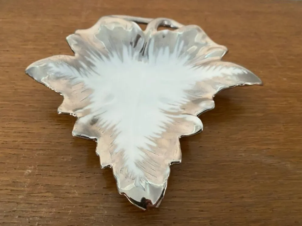 Ancien beurrier porcelaine Limoges forme feuille blanc & chromé vintage