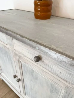 Ancien buffet de campagne en bois massif
