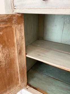 Ancien buffet de campagne en bois massif