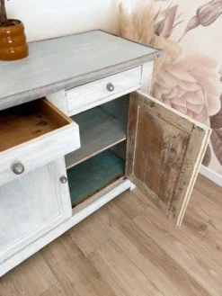 Ancien buffet de campagne en bois massif