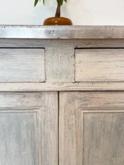 Ancien buffet de campagne en bois massif