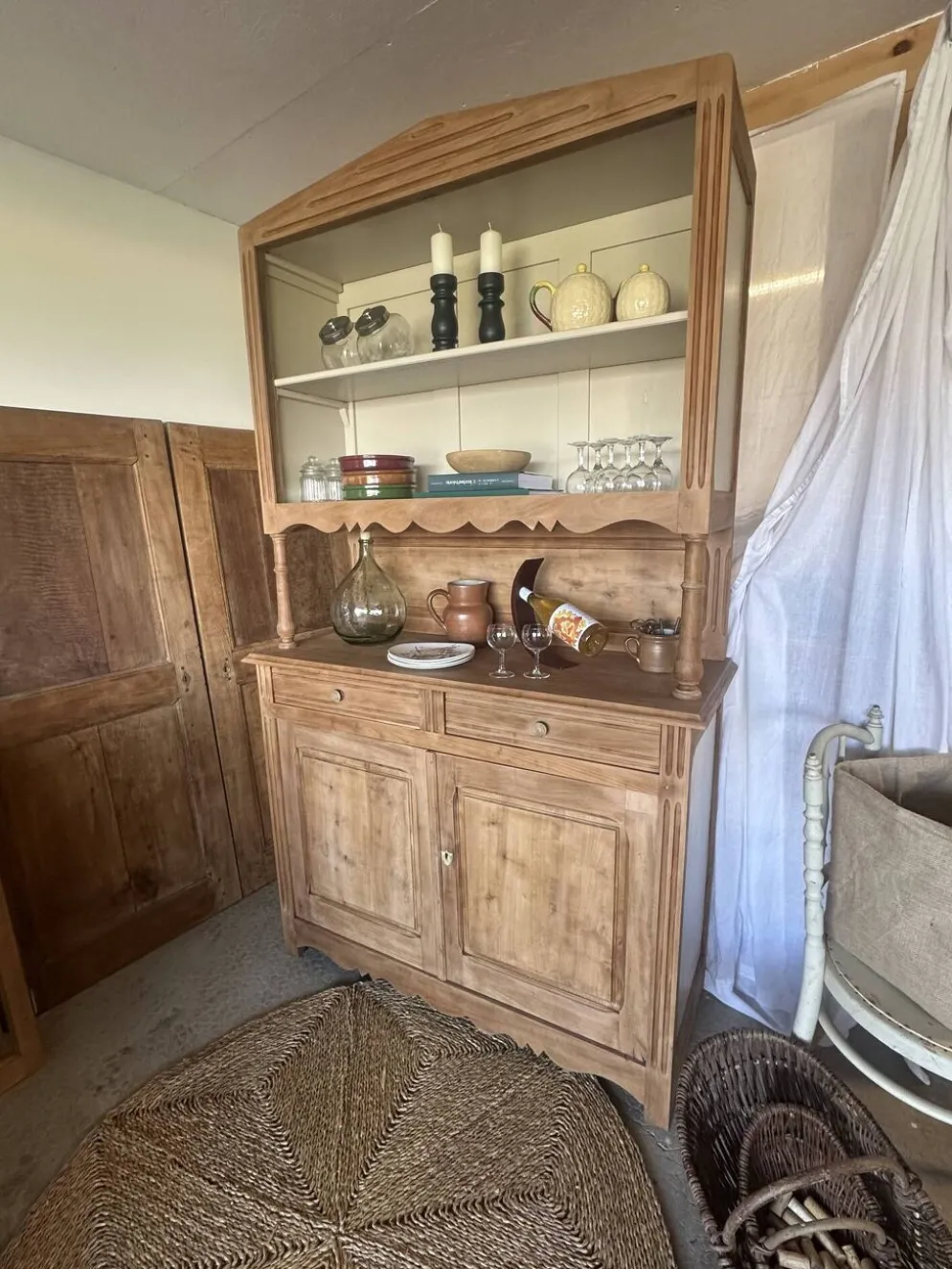 Ancien buffet, vaisselier double corps